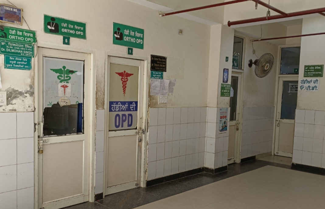 ऑर्थो के तीन डॉक्टरों के कमरों में लटके ताले, मरीज परेशान